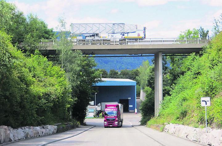 Die Brücke über die Rinaustrasse in Kaiseraugst wird ab 8. Juli saniert. Foto: zVg
