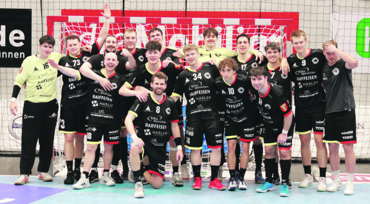Keine Punkte, aber auch Erleichterung über den Ligaerhalt: das Team nach dem letzten Spiel in Bern. Foto: zVg