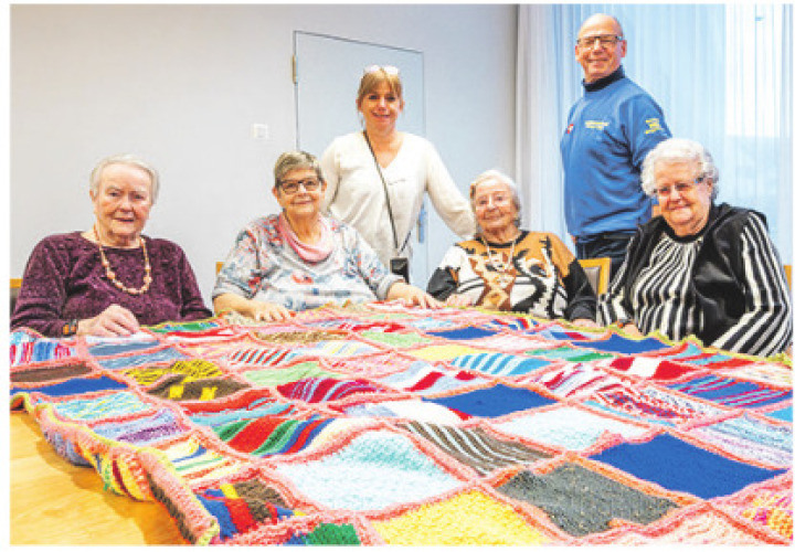 Die fleissigen Strickerinnen zusammen mit Georges Brogle, Präsident der Rumänien-Hilfe Wegenstetten, und Daniela Pizzoleo, Leitung Aktivierung im Rinau Park. Foto: zVg