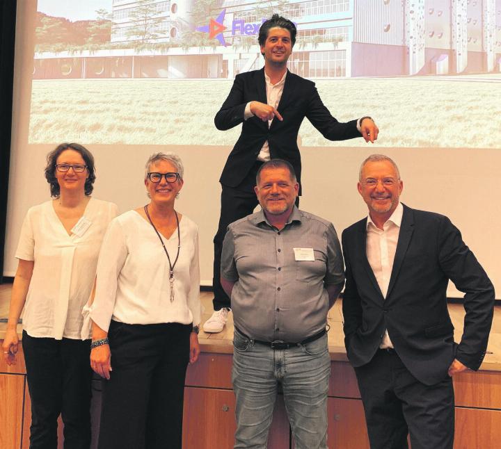 Susanne Suter (v.l.), Françoise Moser, Patrick Karpiczenko (oben), Marcel Aumer und Patrick Rohr, im Hintergrund visualisiert das gigantische Technologiezentrum, das in Laufenburg gebaut werden soll. Foto: Simone Rufli