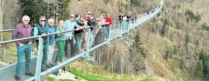 Die Steiner auf der Hängebrücke «Wildline». Foto: zVg