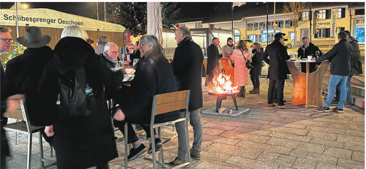 Gemütliches Verweilen bei der Präsentation des Weihnachtsmagazins. Foto: sh