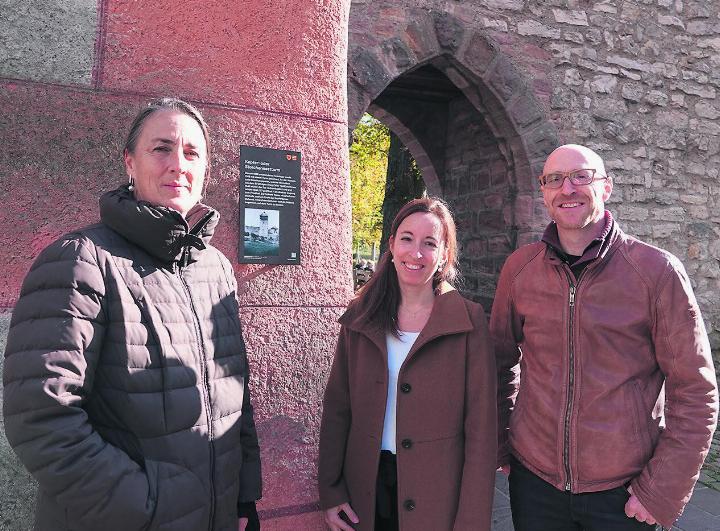 Kathrin Schöb vom Fricktaler Museum, Stéphanie Berthoud von Tourismus Rheinfelden und Stephan Eglin vom Stadtbauamt präsentieren beim Storchennestturm die Beschilderung des neuen Stadtrundgangs. Foto: zVg