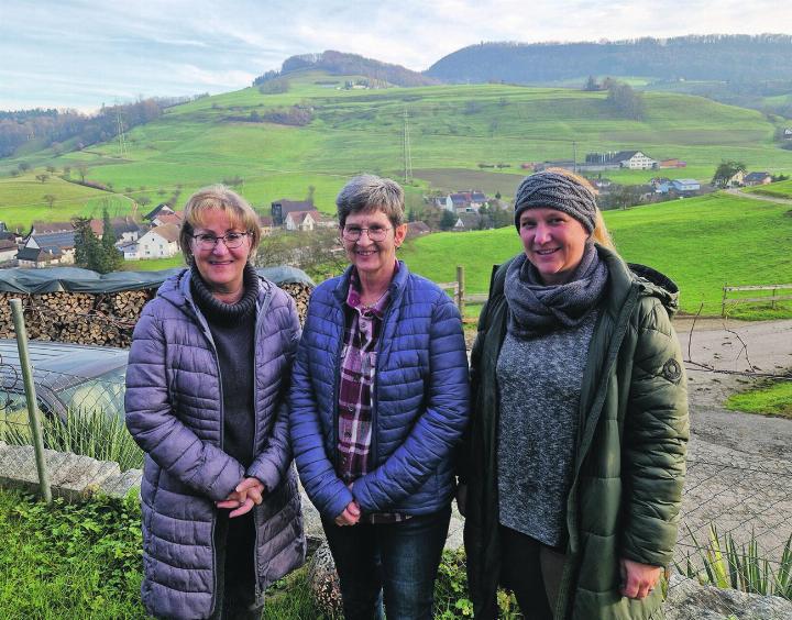 Die Vorstandsmitglieder Emilie Hug (von links), Präsidentin Susi Steinacher (sie tritt nicht mehr zur Wahl an) und Corinna Rüede hoffen, dass ihr «Weckruf» fruchtet und die Vereinsauflösung abgewendet werden kann. Foto: Bernadette Zaniolo