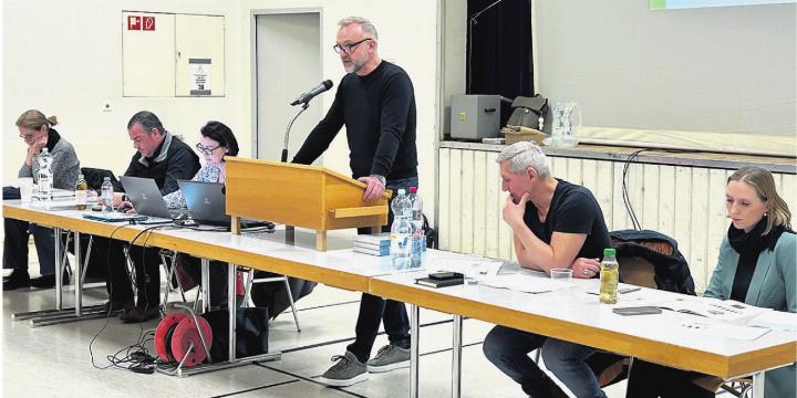 Alexander Kohler (am Mikrofon), Gemeindepräsident ad interim, führte durch die Gemeindeversammlung. Foto: Janine Tschopp