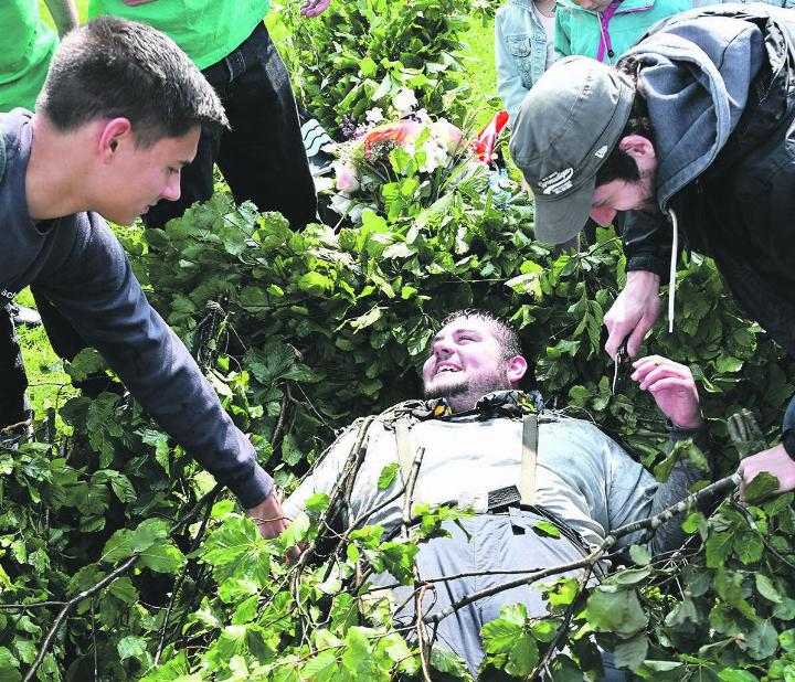 Für einmal beschäftigte Buchenlaub den Fricktaler Kranzschwinger Tobias Dünner.