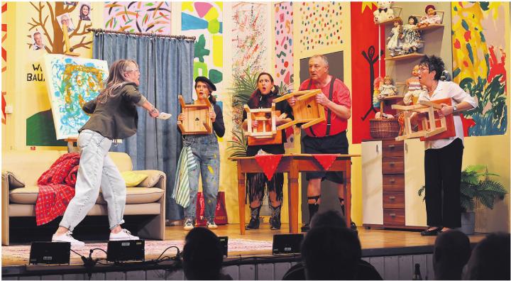 Die Tupperware-Verkäuferin Brigitte (Marianne Derungs) bedroht die Bewohnenden der betreuten Wohngruppe. Fotos: jtz