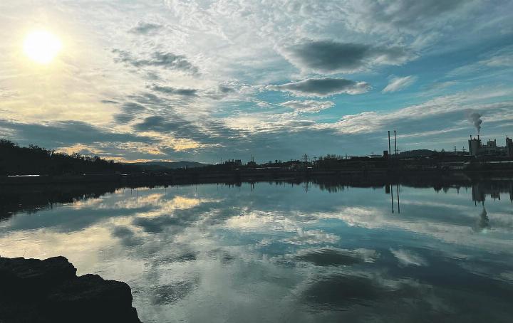 Wenn der Himmel aufs Wasser trifft: gesehen in Rheinfelden. Foto: Valentin Zumsteg