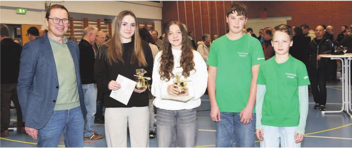 Vizeammann Ralf Dümpelmann, Jessica Acklin, Lina Caruso, Lukas Jeitziner und Yoan Meury (von links). Foto: Jörg Wägli