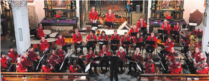 Die Stadtmusik Laufenburg in der Kirche St. Johann, die am Sonntagabend sehr gut besetzt war. Fotos: Ludwig Dünner