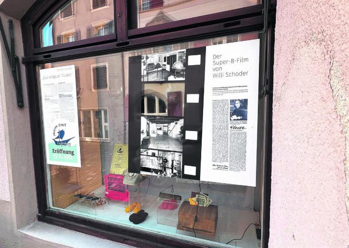 In einem Schaufenster an der Oberen Wasengasse 93 in Laufenburg ist derzeit ein Film von Willy Schoder über die Museums-Eröffnung zu sehen. Foto: Archiv NFZ