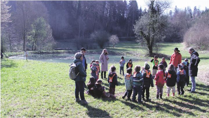 Kindergärtner lauschen dem Glögglifrosch. Foto: zVg Kindergärtner lauschen dem Glögglifrosch. Foto: zVg
