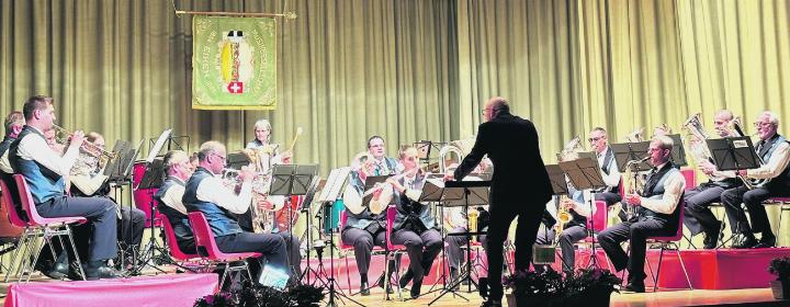 Mitreissend und neu eingekleidet - die Musikgesellschaft Eiken bei ihrem Jahreskonzert. Foto: Franziska Rolke
