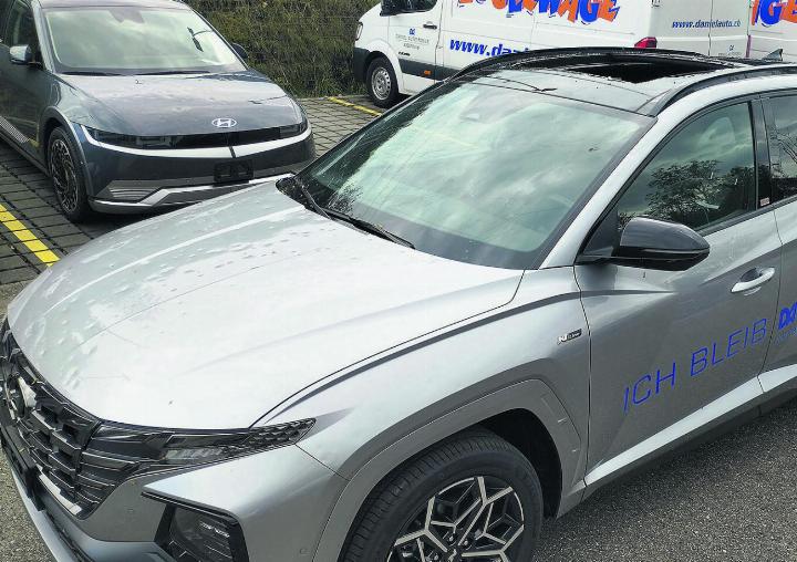 Fahrzeug der «Daniel Automobile GmbH» mit Dellen, beschädigter Frontscheibe und eingeschlagenem Panorama-Dach. Foto: zVg