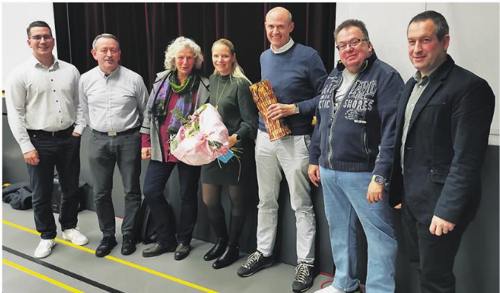 Verabschiedung von Gemeinderätin Melanie Jenni (Mitte), rechts von ihr Ehemann Stefan Jenni. Foto: zVg