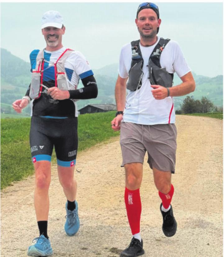 Thomas Waldmeier (links) und Reto Kuoni während ihres Spendenlaufs vom 11. Oktober. Foto: zVg