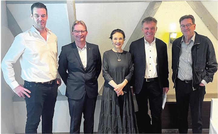 Von links: Christoph Riner (Vizepräsident und Nationalrat SVP), Christoph König (Sales Direktor Markt Schweiz und stellvertretender Leiter Marketing & Sales bei Stadler Rail), Marianne Binder (Ständerätin Die Mitte), Andreas Meier (Präsident und Nationalrat Die Mitte), Beat Edelmann (Vizepräsident). Foto: zVg