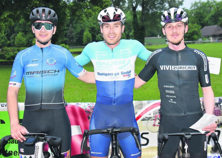 Das erste Brugger Abendrennen der neuen Saison gewinnt Cyrill Steinacher, Sulz, vor Pierre Neve (rechts) und Noah Neef (links). Fotos: Neli Widmer