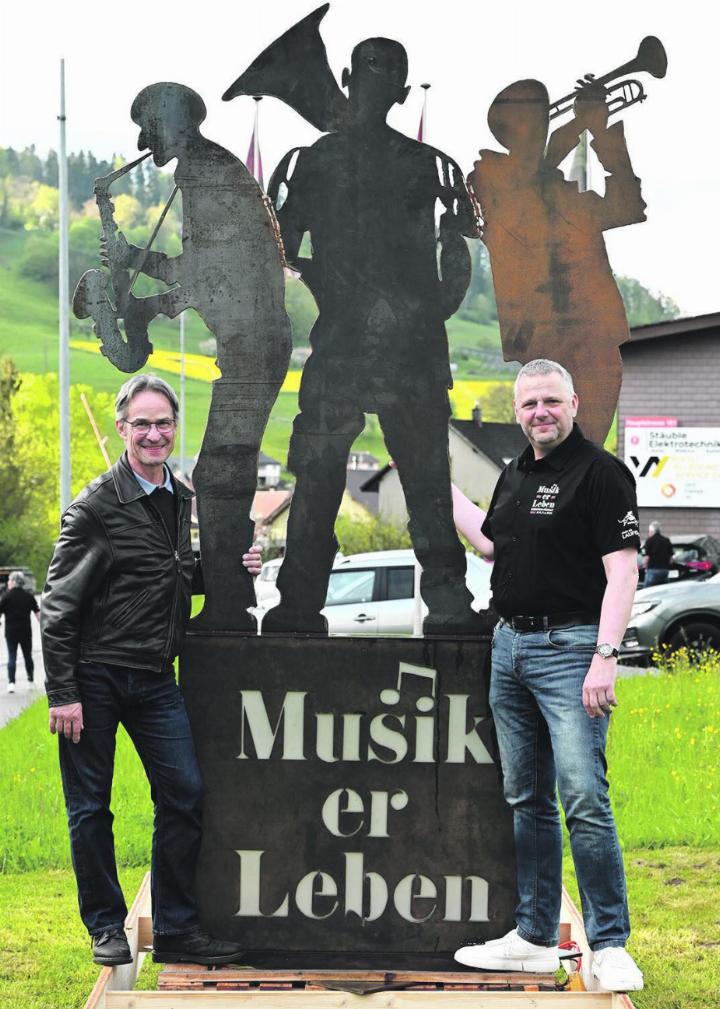 Eisenkünstler Daniel Schwarz (links) und Sponsoringchef Andreas Rothacher vor dem «echten Schwarz». Foto: zVg