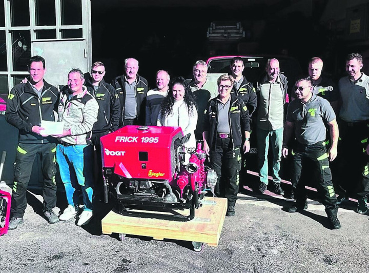 Gruppenfoto bei der Materialübergabe. Foto: zVg