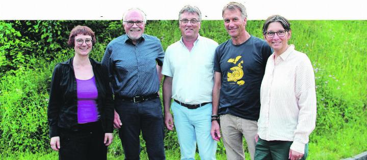 Die beiden abtretenden Vorstandsmitglieder mit den Co-Geschäftsleiterinnen und dem Präsidenten (von links): Anna Hoyer, Ruedi Lüscher, Gunthard Niederbäumer (Präsident), Andreas Thommen und Christine Neff. Foto: zVg