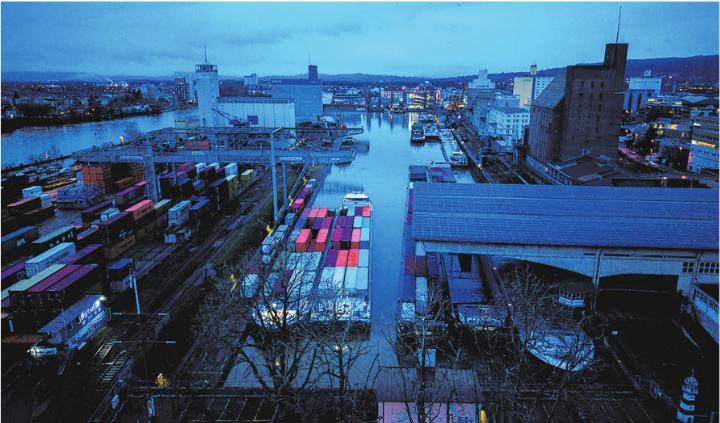 Im Rahmen der Industrienacht bieten die Schweizerischen Rheinhäfen in Basel einen spannenden Einblick. Foto: zVg
