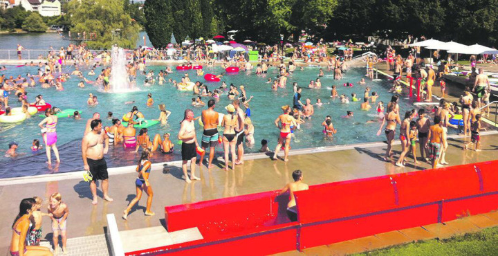 Wenn es viele Leute in der Badi hat, reichen die Parkplätze nirgends hin. Foto: Archivbild NFZ