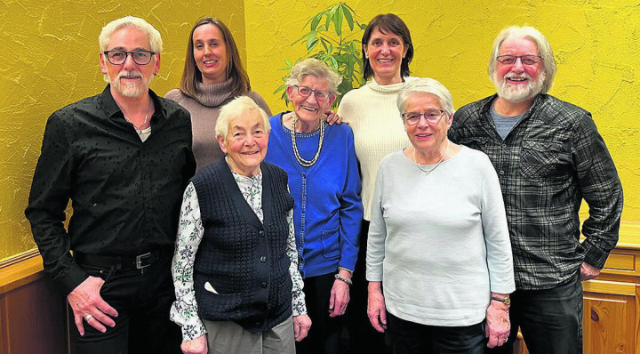 Der neue Präsident mit den Jubilaren und Neumitgliedern (v. l.) Andi Oeschger, Tanja Zena, Marlis Hollinger, Josy Boutellier, Mirjam Müller, Jakobina Rheinegger und Robi Oeschger. Foto: zVg