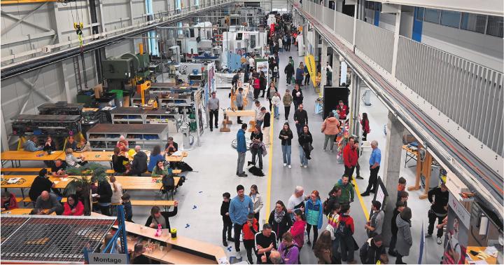 Die Berufsschau (Foto 2024 in Etzgen) versteht sich als wichtige Brücke zwischen Schule und Wirtschaft. Foto: Archiv NFZ