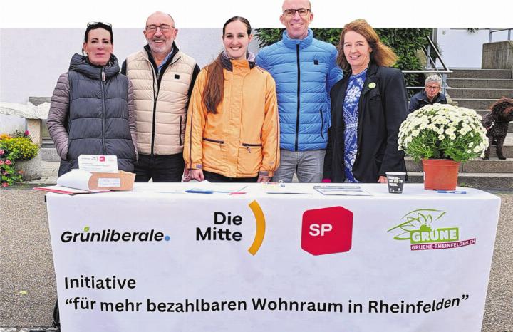 Vertreterinnen und Vertreter von vier Parteien sammeln derzeit Unterschriften. Foto: zVg