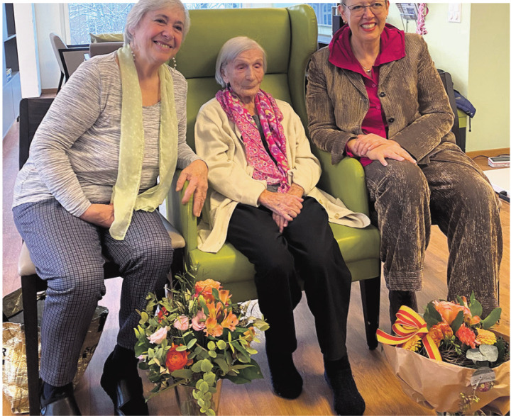 Letizia Cozzolino konnte ihren runden Geburtstag feiern. Stadtpräsidentin Claudia Rohrer (rechts) überbrachte die besten Wünsche von Stadt und Kanton. Foto: zVg
