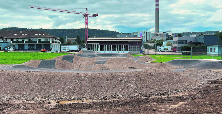 Vergangene Woche konnte auf dem Pumptrack in Sisseln mit den Teerarbeiten begonnen werden. Fotos: Susanne Hörth