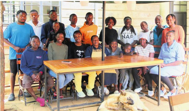 Die muntere Schar geniesst die Ferien im «Youth for Hope». Fotos: Hans Zemp