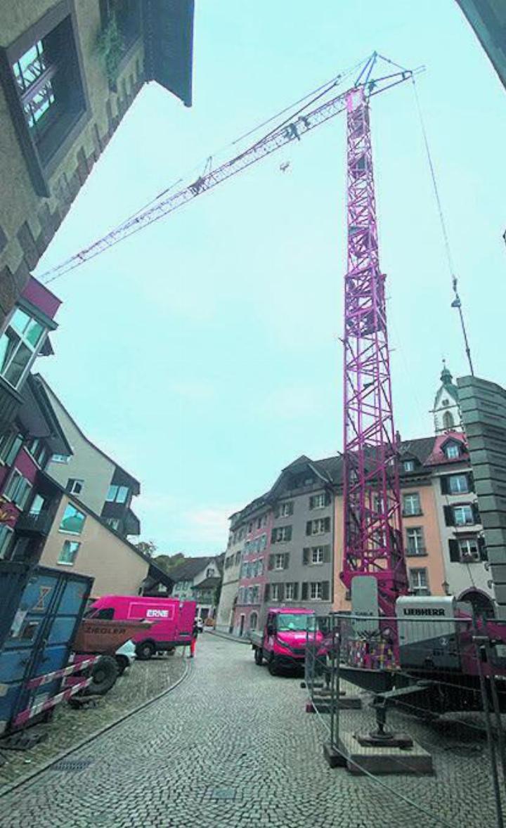 Der Baukran steht in der Fluhgasse und reicht über das Museum Schiff und in der Marktgasse bis über das Restaurant Probstei hinaus. Foto: zVg