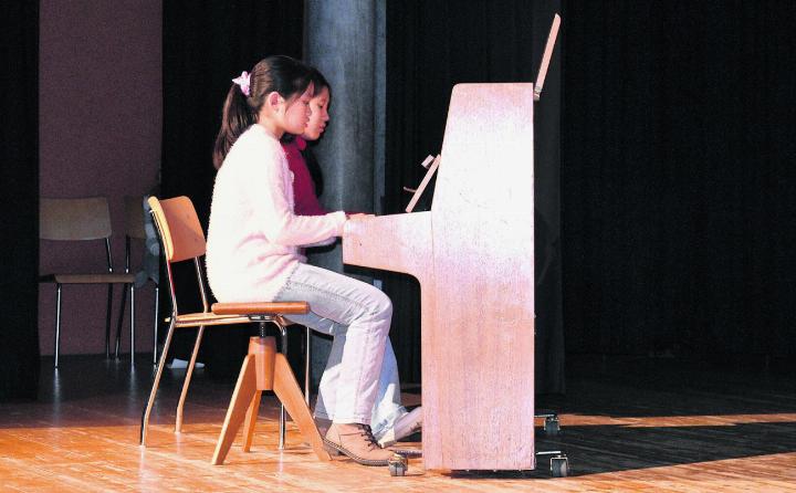 Virtuose Erzählerinnen: Klavierschülerinnen am Bilderbuchkonzert. Foto: zVg