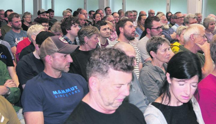 Die Helliker Stimmbürger lehnten an der Gemeindeversammlung die Vorlage der Gesamtrevision der BNO ab. Foto: Hans Zemp