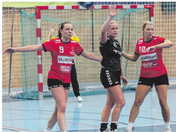 Sina Leimgruber (links) und Selina Burger in der Verteidigung. Foto: zVg