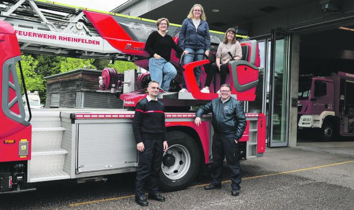 Ein gutes Team: Fabienne Heinz (oben, von links), Julia Schneider und Karin Mahrer vom Ferienspass und Marco Bischoff und Marc Leber (unten, von links) von der Feuerwehr Rheinfelden. Foto: Janine Tschopp