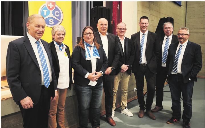 Vizepräsident Roland Mauchle (v.l.), Anita Stäubli, Nathalie Deiss, Grossratspräsident Urs Plüss, Gemeindeammann Ralf Werder, Präsident Christoph Riner, Pius Suter, Nino D’Amico. Foto: zVg