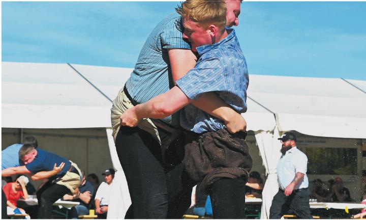 Luis Hasler (in den hellen Hosen) war der erfolgreichster Fricktaler Schwinger am Sonntag in Leuggern.