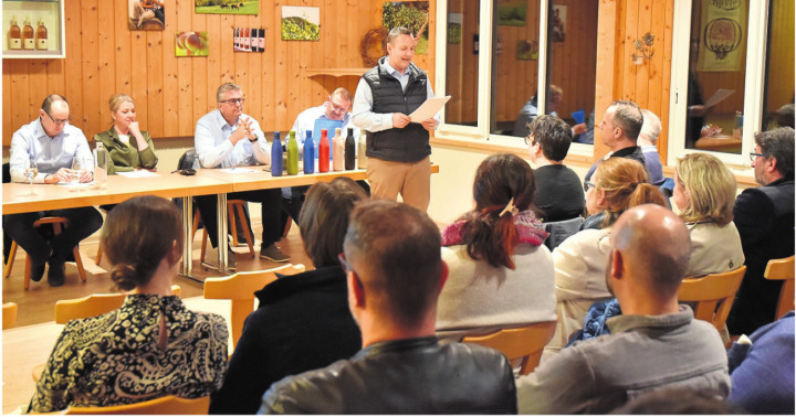 Christian Käser führte speditiv durch die Versammlung. Foto: Mike Schmid