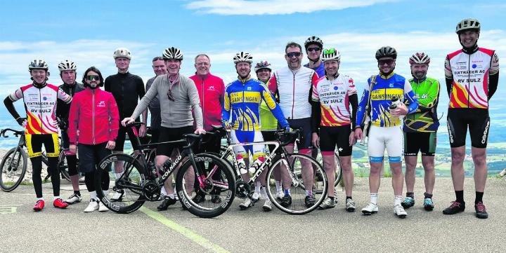 Die Hobbyfahrer des Radfahrervereins «Helvetia» Sulz auf dem Chasseral. Im Hintergrund der faszinierende Ausblick über das Berner Seeland und in die Alpen. Foto: zVg