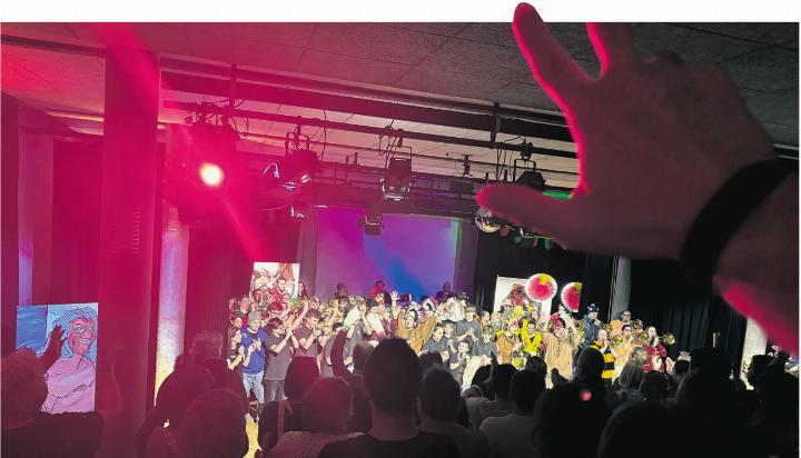 Vorfreude auf Fasnacht wecken, die Menschen damit anzustecken – genau so kam es. Fotos: Brösmeli