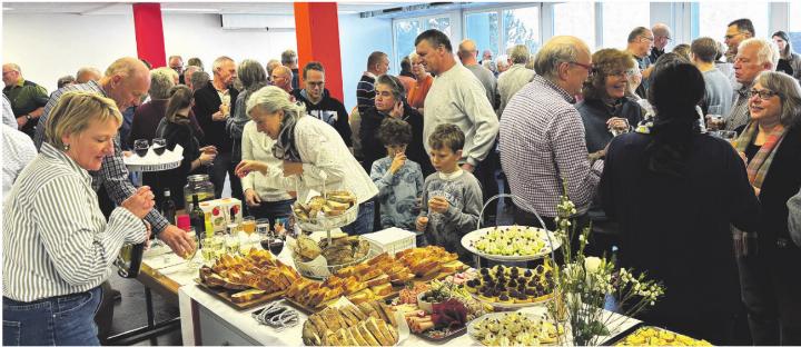 Mit diesem prächtigen Buffet machten es Sandra Winter und Jürg Leuenberger vom Café Cholm den Gästen einfach, gut ins neue Jahr zu starten. Fotos: Simone Rufli