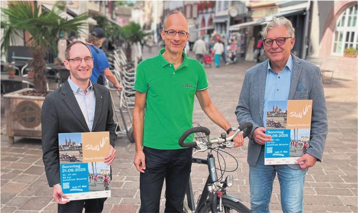 Die Organisation war in diesem Jahr besonders aufwändig. Nicolás Schmid (von links), Dominik Burkhardt und Jean Frey präsentierten in Rheinfelden das Programm des slowUp Basel-Dreiland 2025. Foto: Valentin Zumsteg