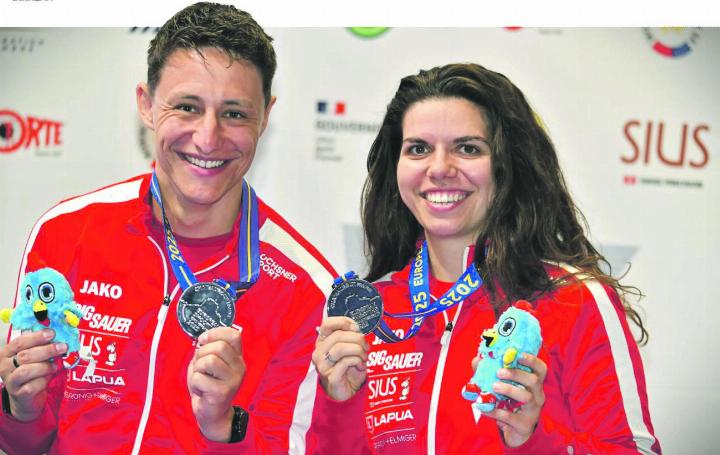 Christoph Dürr und Chiara Leone freuen sich über die Silbermedaille im Mixed-Final. Foto: Swiss Shooting
