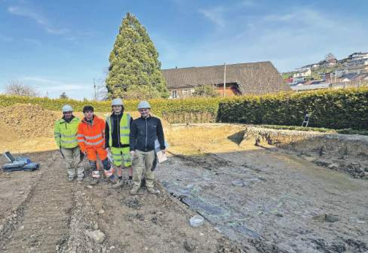 Von links: Die Ausgrabungsmitarbeiter Rolf Jeltsch, Jakob Erhard und Mariusz Maciejczak sowie Zivildienstmitarbeiter Joshua Steck (in Orange) bei der Fundstelle (rechts mit Gelb markiert). Foto: Sonja Fasler