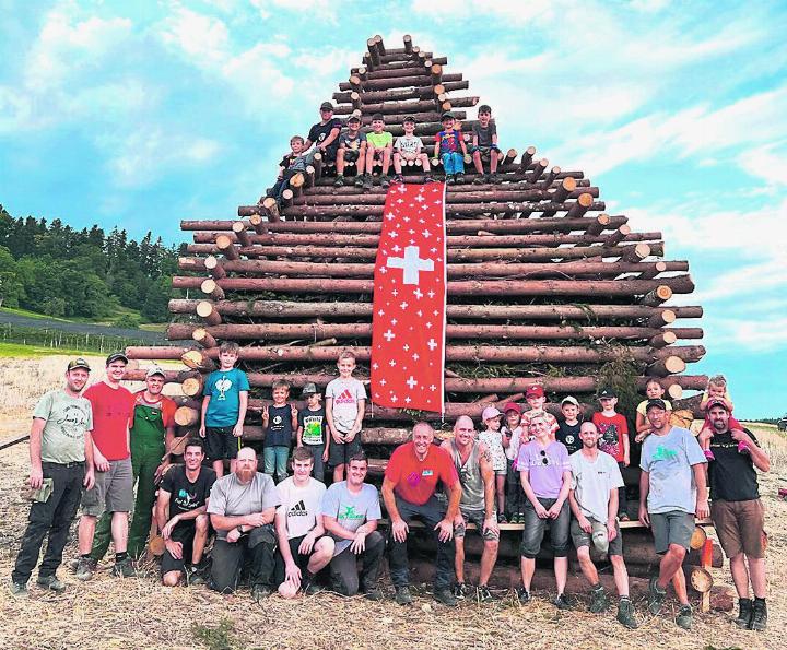 Das Höhenfeuer mit den vielen Helfern. Foto: zVg