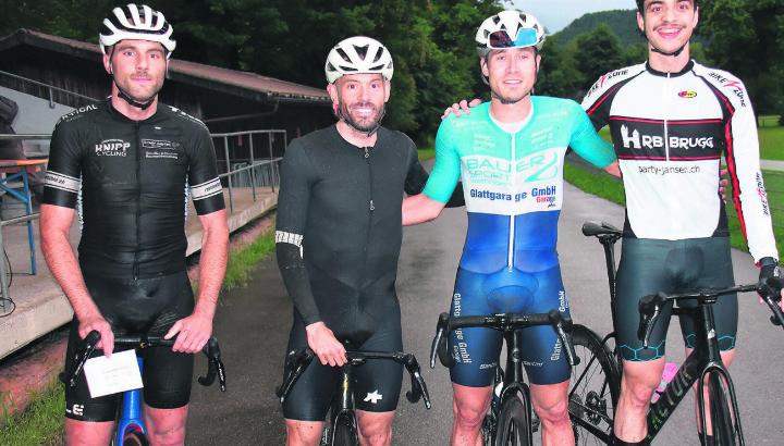 Auch das zweite Brugger Abendrennen wurde eine Beute von Cyrill Steinacher (2. v. r.). Der Sulzer gewann vor Sandro Erni (Brugg/rechts) und Romain Stricker (Zürich). Im km-Zeitfahren war Alex Kuriger (Lyss/ganz links) der Schnellste. Foto: A. Widmer
