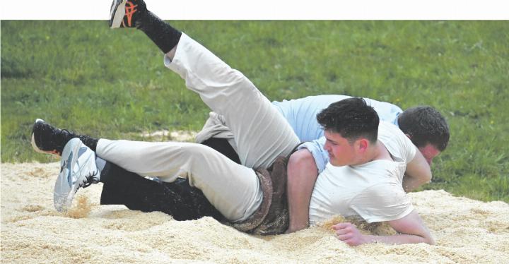 Jonas Bühler (in weiss) bestand gegen die «Grossen» an seinem ersten Aktiven-Fest unter freiem Himmel.
Foto: Ludwig Dünner